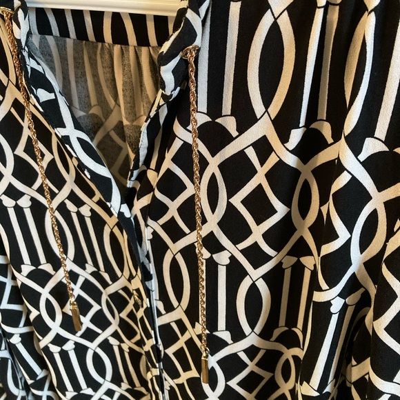 COPY - GRIFFLIN Dress blouse, gold-tone chain accent at the neckline. Roll tab … - Picture 2 of 10